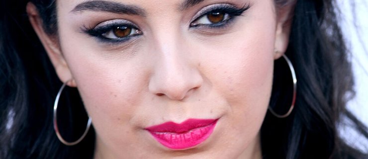 Charli XCX em concerto durante a era do álbum Brat