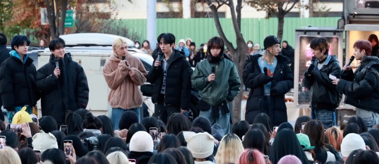 Os Stray Kids, grupo de K-pop no topo da Billboard, ao vivo