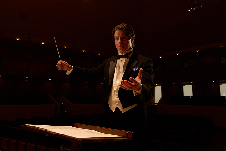 Maestro a dirigir uma orquestra